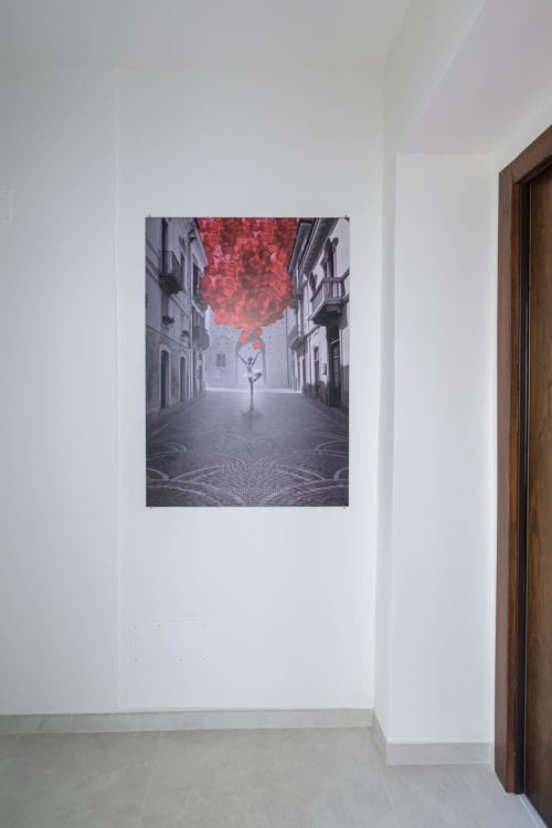 Installazione di arte moderna nelle Rubino Design Suites dell'hotel Almatros a Sulmona, con una scena surreale di strada e fogliame rosso