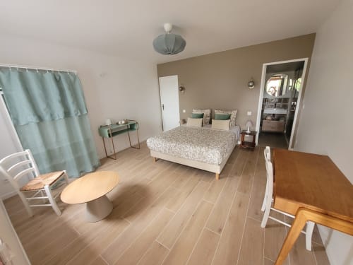 Spacieuse chambre double au Domaine de la Gare M avec salle de bain privative, vue sur jardin et équipements modernes