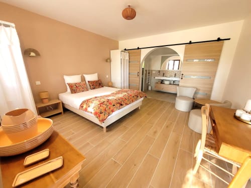 Spacieuse chambre double au Domaine de la Gare M avec salle de bains attenante, vue sur le jardin, parquet et équipements modernes.