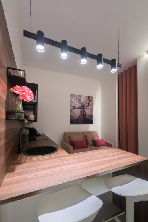 Monolocale moderno presso Almatros Tusalina Design Suites a Sulmona con angolo cottura, zona soggiorno e illuminazione LED a soffitto
