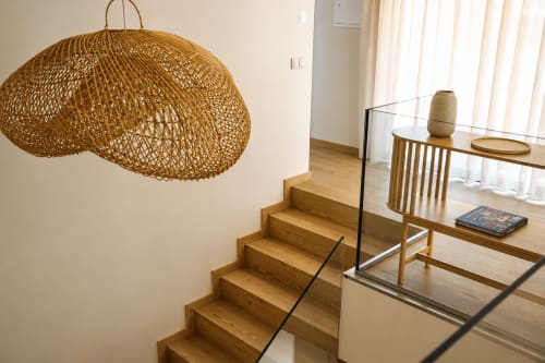 Escadaria moderna com luminária de pendente tecida no Apartamento Atlantic da Terra Clara Studios, Esposende