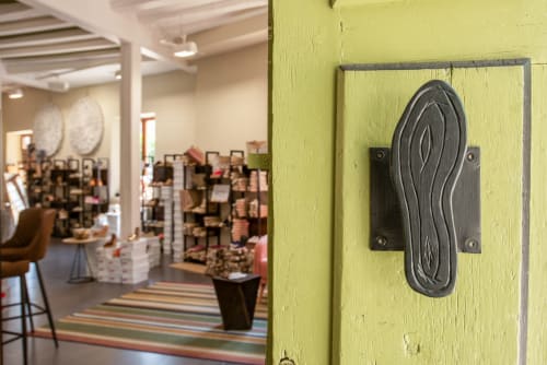 Elegante pomo de puerta de metal negro en puerta pintada verde lima del Hotel-Boutique by Gonzalo Sesma, Cervera del Río Alhama