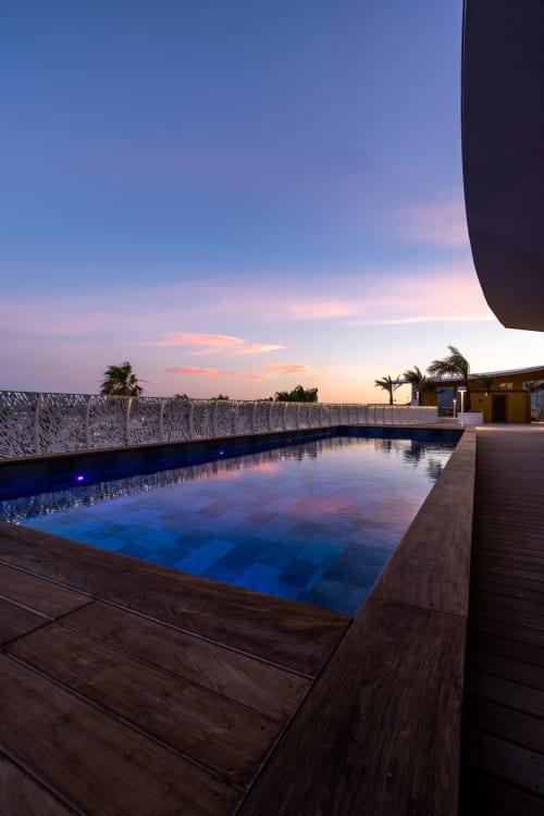 Piscine de luxe au coucher de soleil, Cap d'Agde - bassin à débordement illuminé, architecture contemporaine et vue sur mer