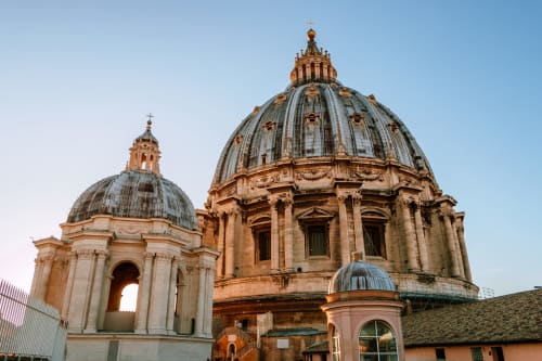 La cupola della Basilica di San Pietro vista dalla foresteria Domum Vaticani, Città del Vaticano, Roma