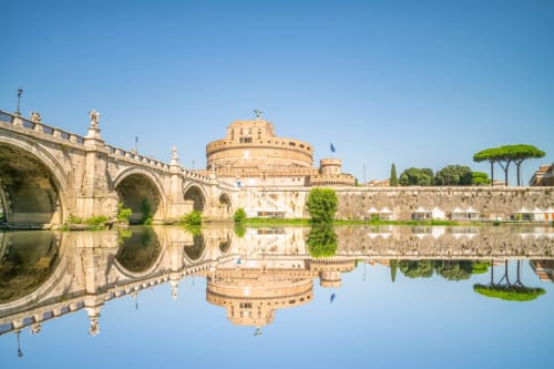 Castel Sant'Angelo e ponte sul Tevere riflessi nell'acqua, alloggi Roma vicino al Vaticano