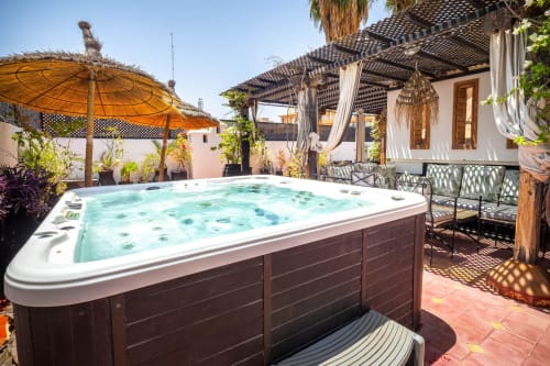 Luxueux bain à remous aux eaux turquoise sur la terrasse ensoleillée de Villa El Gada à Marrakech, Maroc