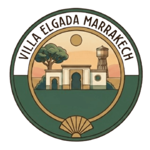 Logo Villa El Gada Marrakech avec architecture traditionnelle, château d'eau et arbre au coucher de soleil
