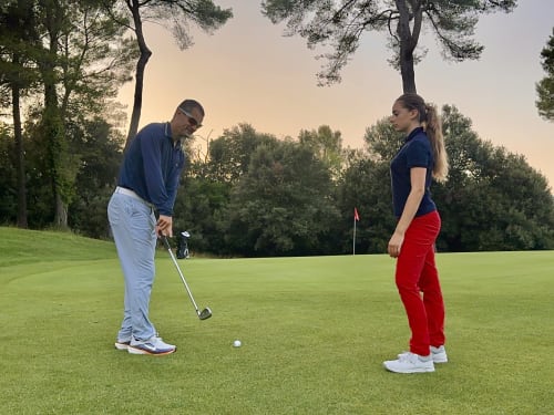Deux golfeurs qui s'entraînent sur le green du parcours STAYnGOLF à Cagnes-sur-Mer, France