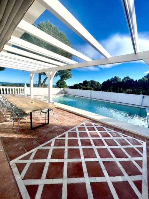 Villa de lujo con piscina privada, terraza con sombrilla retráctil, comedor y vistas a las montañas en Málaga, España