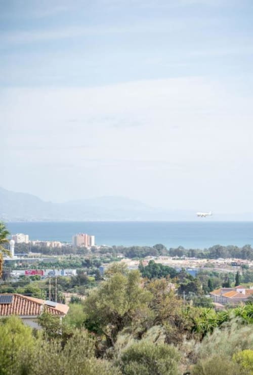 Terraza con vistas al mar de Villa Magos Málaga con vista al Mediterráneo, hoteles costeros y montañas