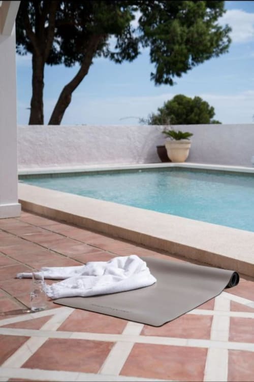Terraza de villa de lujo con piscina privada, tapete de yoga, toalla blanca y vistas al mar Mediterráneo en Málaga