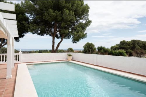 Piscina privada con agua turquesa y terraza en Villa Magos, villa frente al mar en Málaga con vistas a la montaña