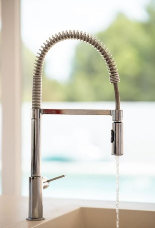 Grifo de cocina acero inoxidable moderno con rociador flexible en Villa Magos, Málaga, con vistas al océano
