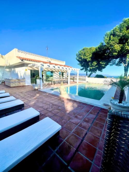 Villa Magos Málaga: villa con vista al océano, piscina privada, tumbonas, terraza con pérgola y vistas al Mediterráneo