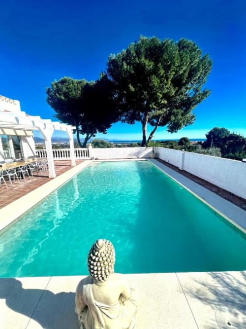 Villa de lujo con piscina en Málaga, aguas turquesas, vistas al Mediterráneo y pinos frente a la costa