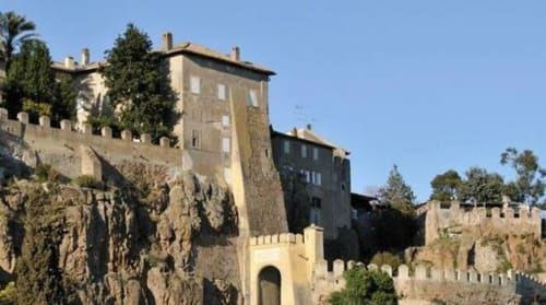 Torre medievale e muri in pietra della Maison Tizi Lovely Suites B&B a Fiumicino Roma