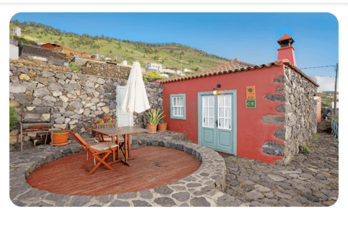 Encantadora villa de piedra roja con puertas turquesas, terraza y vistas a las montañas en La Palma