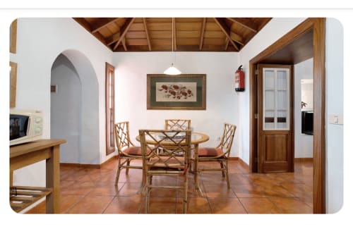 Amplio comedor de la villa Casa Rural La Caldera, Fuencaliente de La Palma, con vigas de madera y suelos de barro