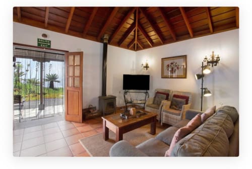 Sala de estar de casa rural con chimenea, vistas al mar y comodidades modernas en Fuencaliente, La Palma