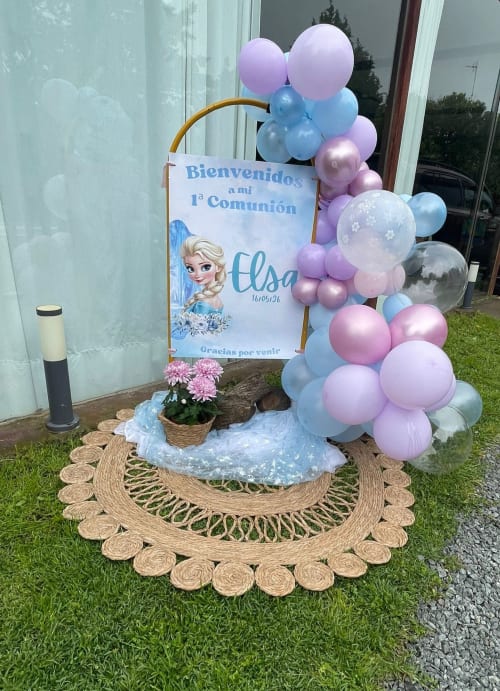 Decoración de primera comunión con tema de Elsa, globos y arreglos florales en el hotel rural Las Calas