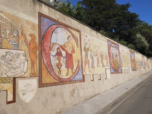 Fresque médiévale illustrant des scènes bibliques sur un mur en pierre à Carcassonne, France, près de l'hôtel Mi Casa Es Su Casa