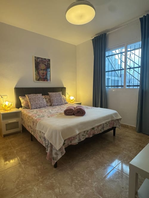 Dormitorio moderno en Haus Holiday Homes Los Alcázares con cama queen, iluminación cálida y cortinas con vistas al mar