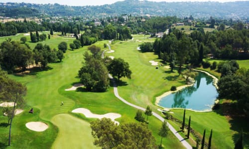 Parcours de golf STAYnGOLF à Cagnes-sur-Mer avec greens entretenus, bunkers, plans d'eau et cyprès