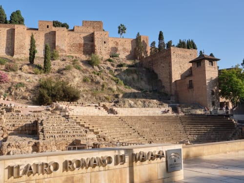 Ruinas del teatro romano con la fortaleza de la Alcazaba en Málaga, cerca del alojamiento Villa Magos