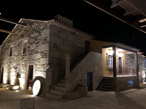 Edifícios históricos de pedra na Quinta das Pias de RISOTURISMO, Portugal, iluminados à noite com iluminação tradicional