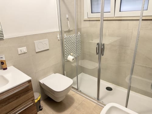 Bagno moderno con doccia walk-in, water e bidet presso l'appartamento Le case di Clara a Montecchio Maggiore