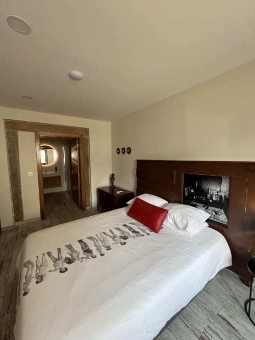 Quarto Wellington na quinta RISOTURISMO com cama de casal, móveis em madeira escura, banheiro privativo e comodidades modernas