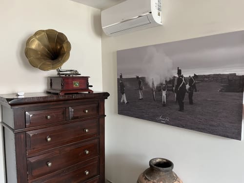 Quarto Wellington at Quinta das Pias with vintage phonograph, wooden dresser, black and white landscape photograph, and air