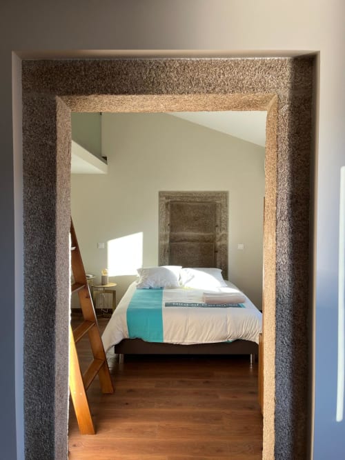 Quarto Junot RISOTURISMO: cama queen, paredes em cortiça, assoalho em madeira e corredor turquesa, Portugal