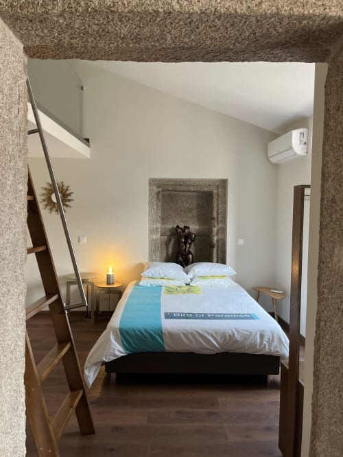 Quarto Junot na Quinta das Pias, Portugal - design rústico moderno com cama, claraboia e iluminação aconchegante