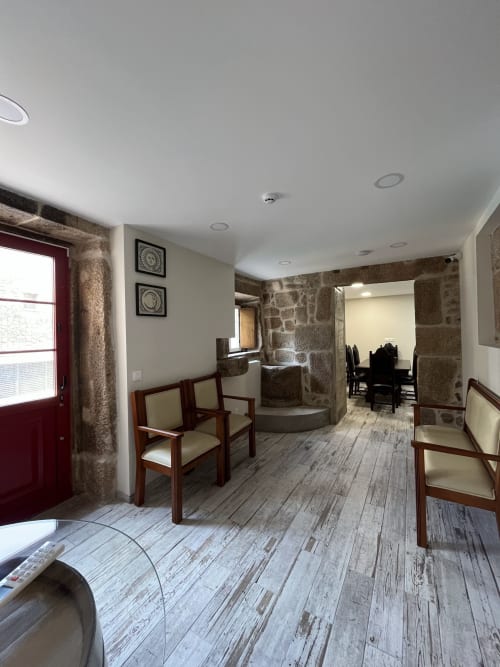 Quarto Junot na Solar de São João - paredes de pedra rústica, piso de madeira, móveis de época, teto moderno