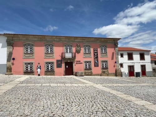 Mansão colonial histórica rosa com venezianas brancas em Viseu, Portugal, sede da acomodação boutique RISOTURISMO