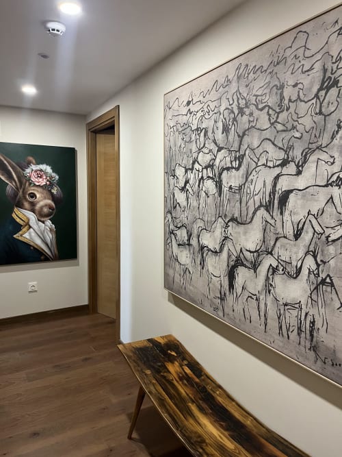 Quarto Massena na RISOTURISMO com corredor de galeria de arte contemporânea apresentando retrato animal e esboços abstratos