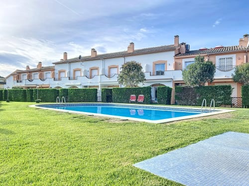 Casa de alquiler La Bella Lola en Estartit con piscina rectangular, jardín manicurado y casas de pueblo mediterráneas en L'Estartit