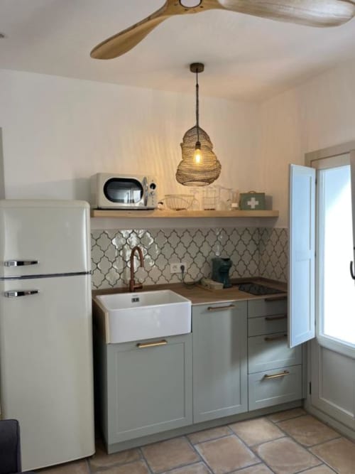 Pequeña cocina moderna en estudio de Vejer de la Frontera con fregadero de granja blanco, muebles grises, salpicadero de azulejos y