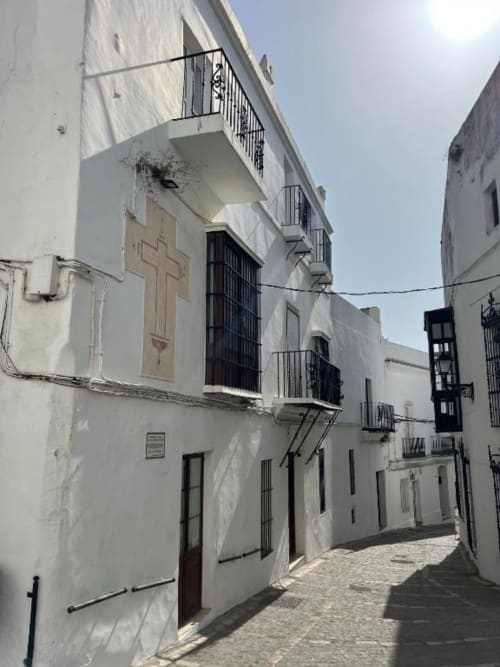 Calle estrecha encalada de Vejer de la Frontera con arquitectura tradicional española, balcones de hierro forjado y Casa De