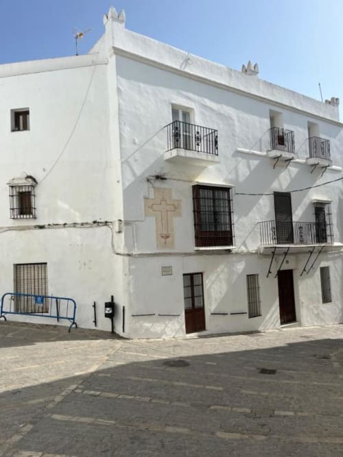 Casa De La Cruz Vejer, edificio histórico encalado con balcones y cruz, Vejer de la Frontera