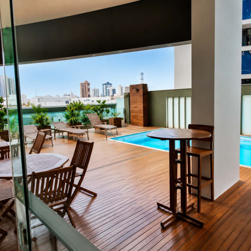Terraço na cobertura com piscina, espreguiçadeiras e bar no apartamento 305 do CSS Matinhos