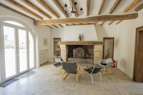 Spacieux séjour de la Villa Chateaudine avec poutres apparentes, cheminée et mobilier contemporain à Châteaudun