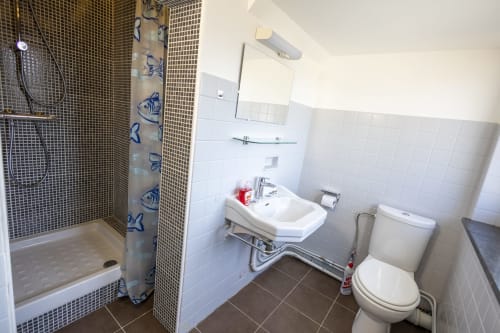 Salle de bain moderne à la Villa Chateaudine, hôtel Accolade, Châteaudun, avec douche, lavabo et toilettes
