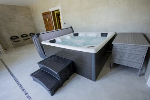 Jacuzzi moderne aux eaux chauffées à la Villa Chateaudine de l'hôtel Accolade à Châteaudun, avec espace détente spa adjacent