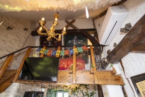 Candélabre doré et bannières magiques dans la chambre thématique L'école des sorciers de l'hôtel Accolade, Châteaudun
