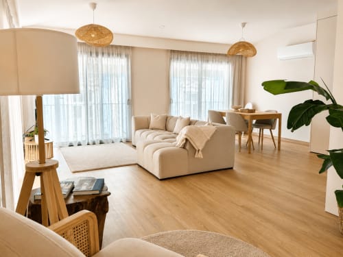 Apartamento Atlantic na Terra Clara Studios, Esposende - sala de estar luminosa com vista mar, sofá bege e piso em madeira