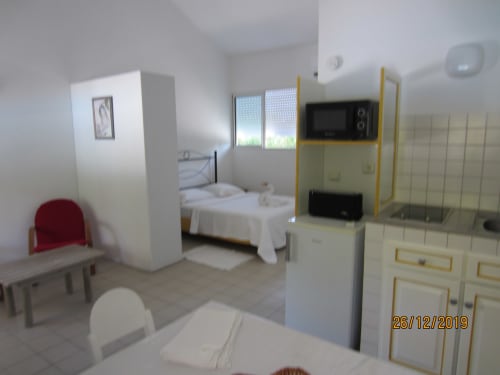 Studio compact de Balaga Vacances à Sainte-Anne : lit, kitchenette, TV et équipements modernes