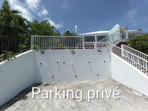 Appartement blanc moderne avec allée de stationnement aux Colibris Amoureux, Grand Bourg, Guadeloupe