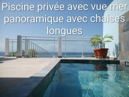 Piscine privée avec vue sur mer aux Colibris Amoureux, Grand Bourg, dominant l'océan avec chaises longues